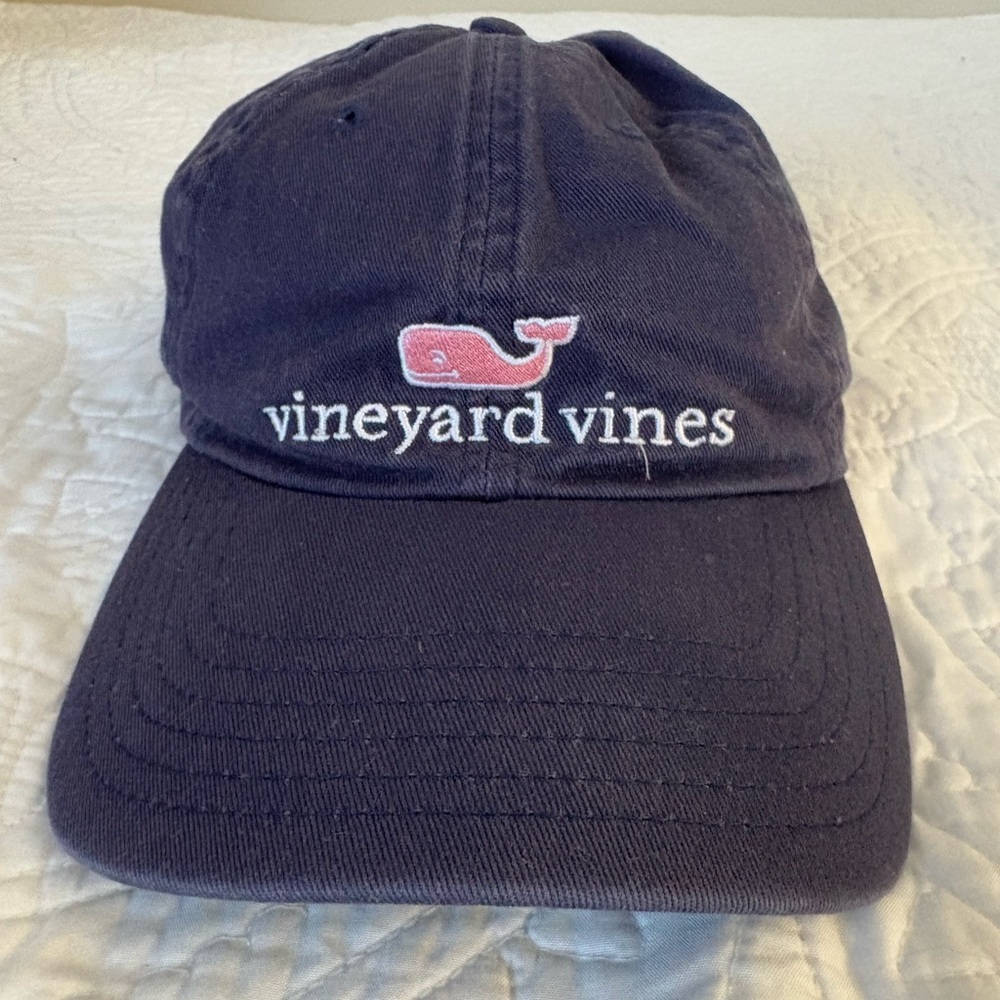 Vineyard Vines navy blue baseball cap. OS